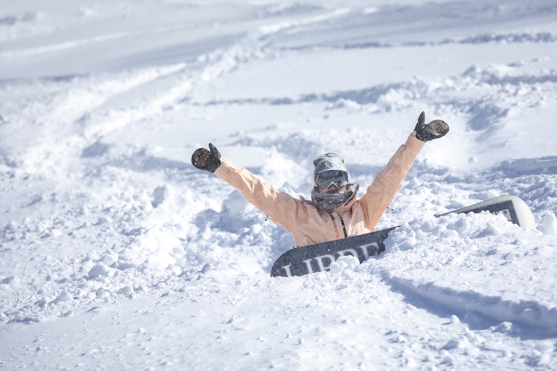 非圧雪コースのまとめ｜新雪のゲレンデを滑るイメージ